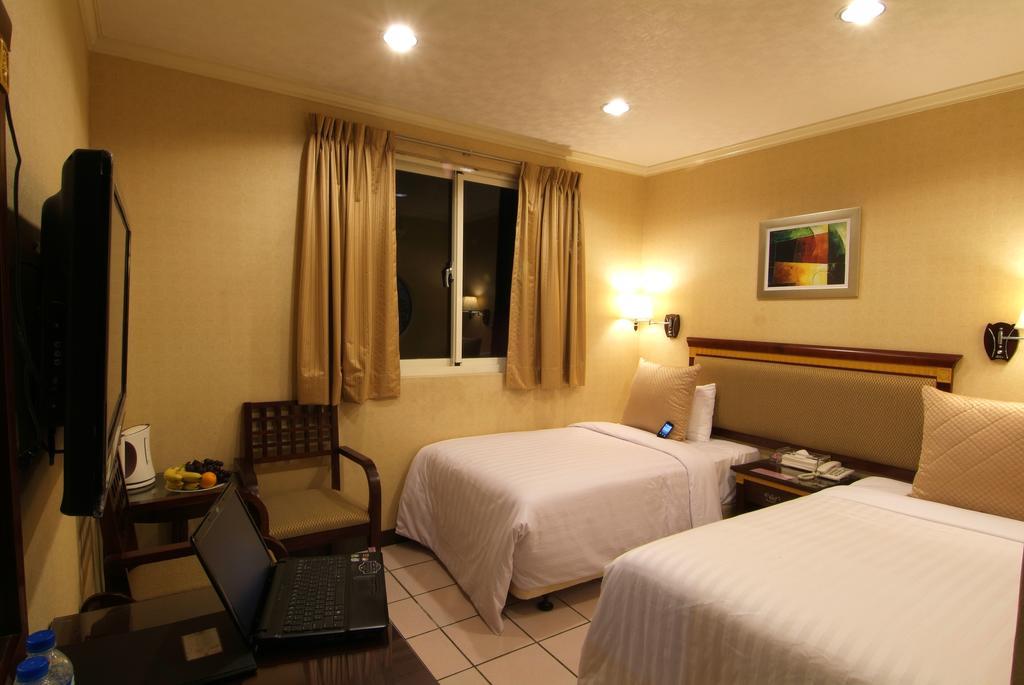 Puti Commercial Hotel Longtan Bagian luar foto